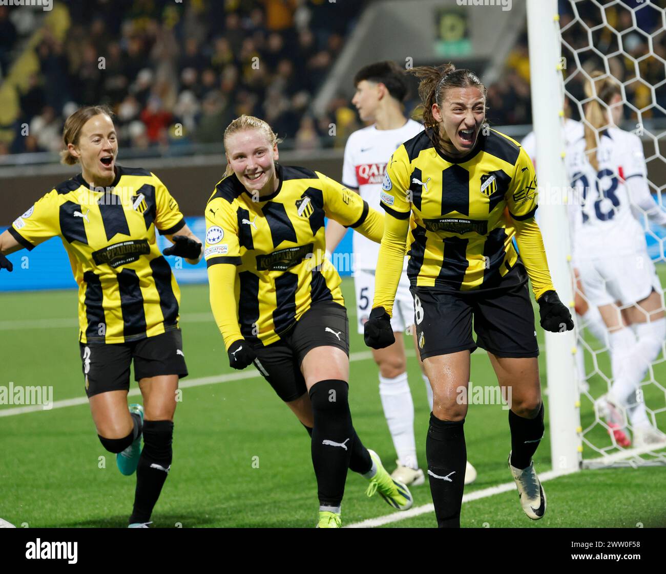 GOTHENBURG, SVEZIA 20240320Rosa Kafaji di Häcken (a destra) festeggia 1-1 punti con i compagni di squadra Aivi Luik e Jóhanna Fossdalsá Sørensen durante il fi Foto Stock