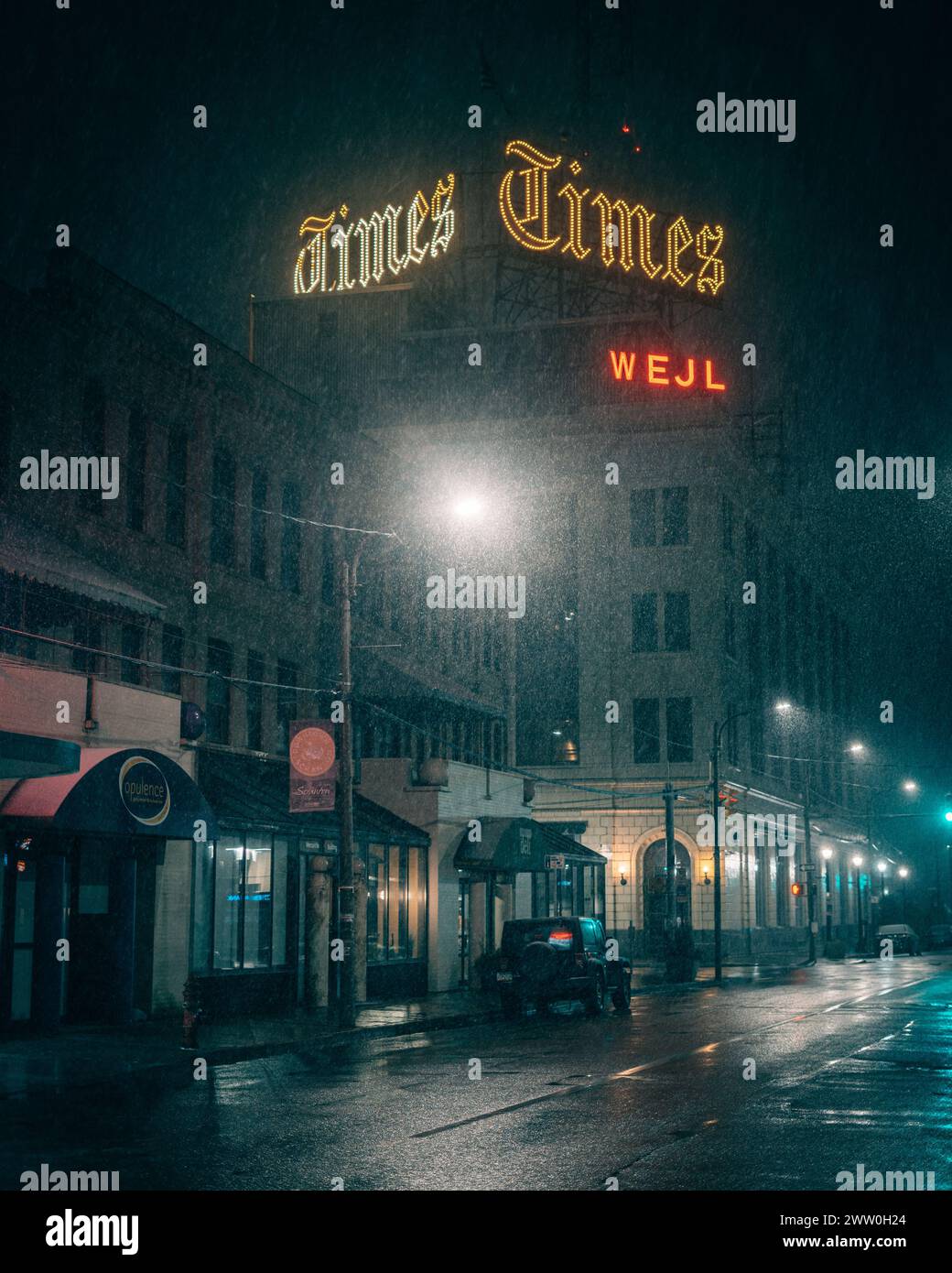 Cartello al neon Times Tower di notte nel centro di Scranton, Pennsylvania Foto Stock