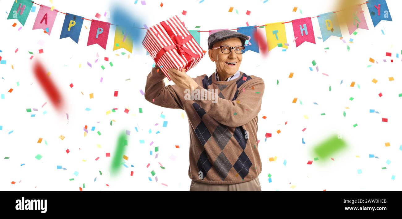 Uomo anziano che tiene una scatola regalo di compleanno isolata su sfondo bianco Foto Stock