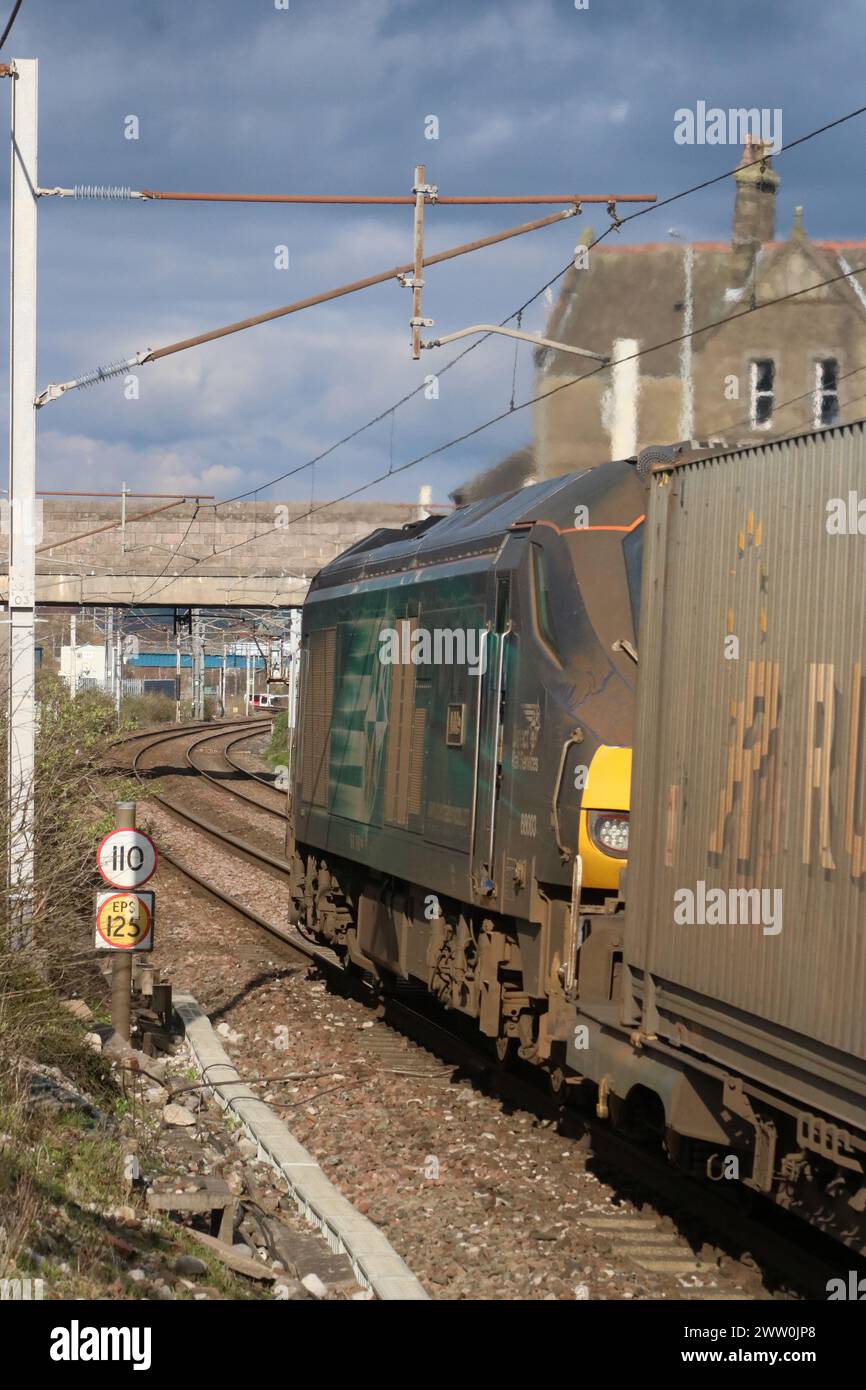 Direct Rail Services classe 68, 68003 astute, passando Carnforth sulla West Coast Main Line, 20 marzo 2024, con a capo del treno container. Foto Stock