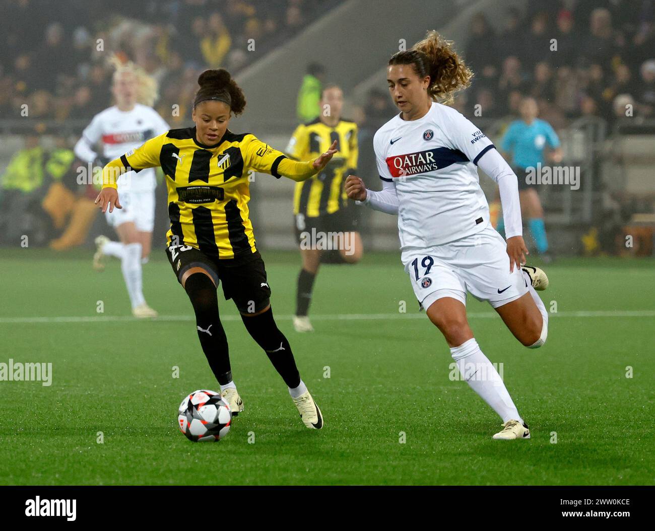 GOTEBORG, SVEZIA 20240320Felicia Schröder di Häcken contro Eva Gaetino del PSG durante i primi quarti di finale della UEFA Women's Champions League Foto Stock