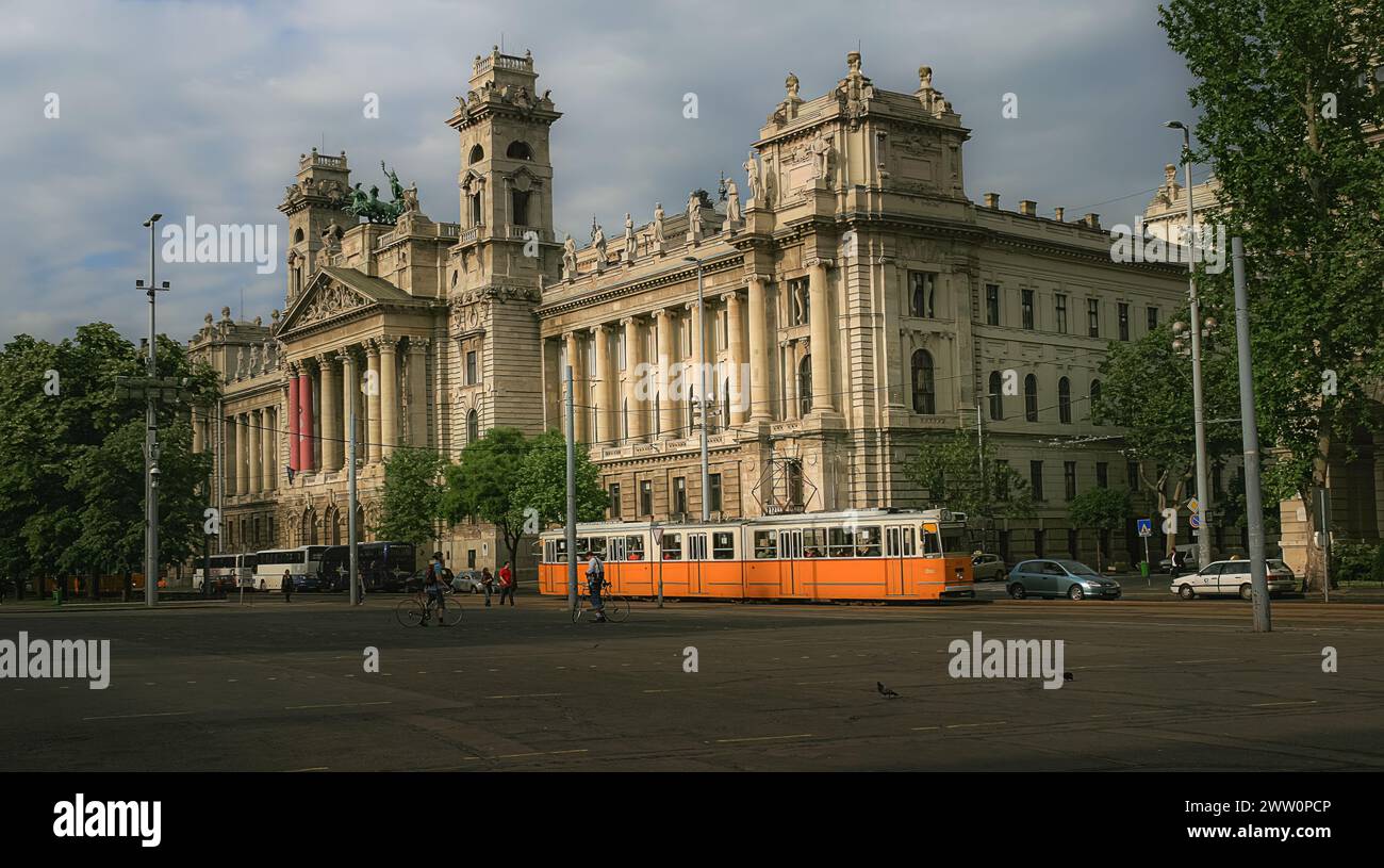 Splendida vista del Museo Etnografico di Budapest con i suoi tipici tram che circolano per le strade Foto Stock