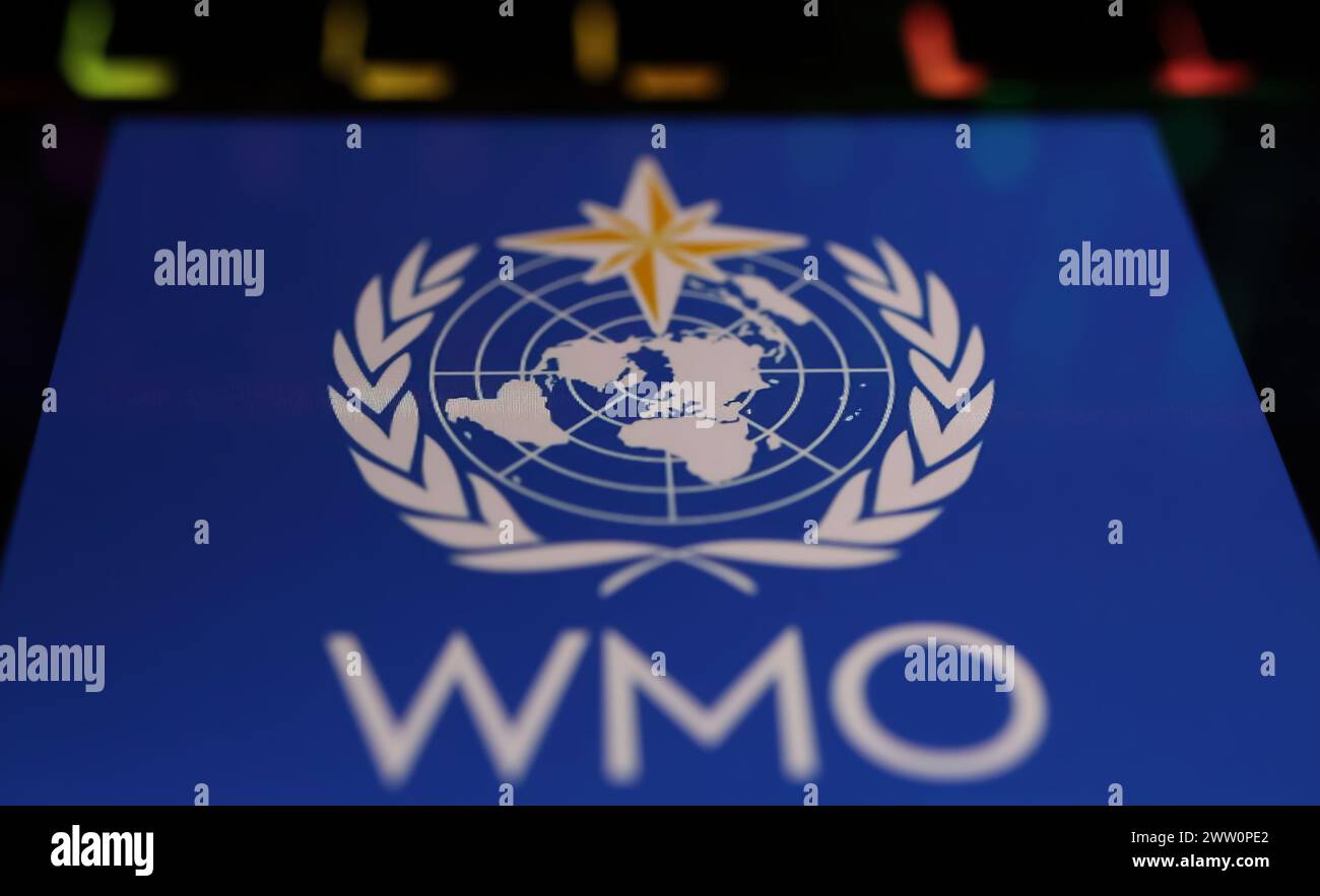 Viersen, Germania - 9 marzo. 2024: Primo piano dello schermo dello smartphone su tastiera del computer con logo WMO World Meteorological Organization Foto Stock