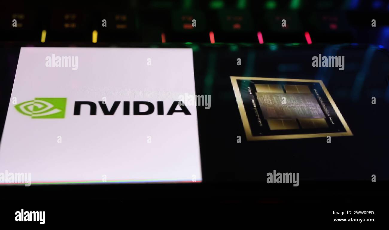 Viersen, Germania - 18 marzo. 2024: Primo piano dello smartphone sulla tastiera del computer con caratteri di registro di Nvidia e simbolo della nuova preoc Blackwell GPU B200 Foto Stock
