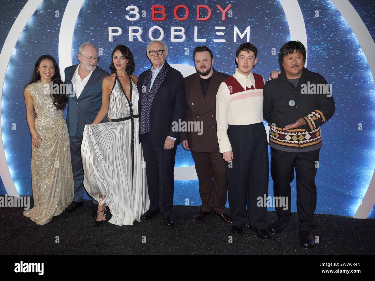 (Da sinistra a destra) Jess Hong, Liam Cunningham, Eiza Gonzalez, Jonathan Pryce, John Bradley, Alex Sharp e Benedict Wong partecipano alla proiezione speciale di 3 Body Problem di Netflix a Frameless, nel centro di Londra. Data foto: Mercoledì 20 marzo 2024. Foto Stock