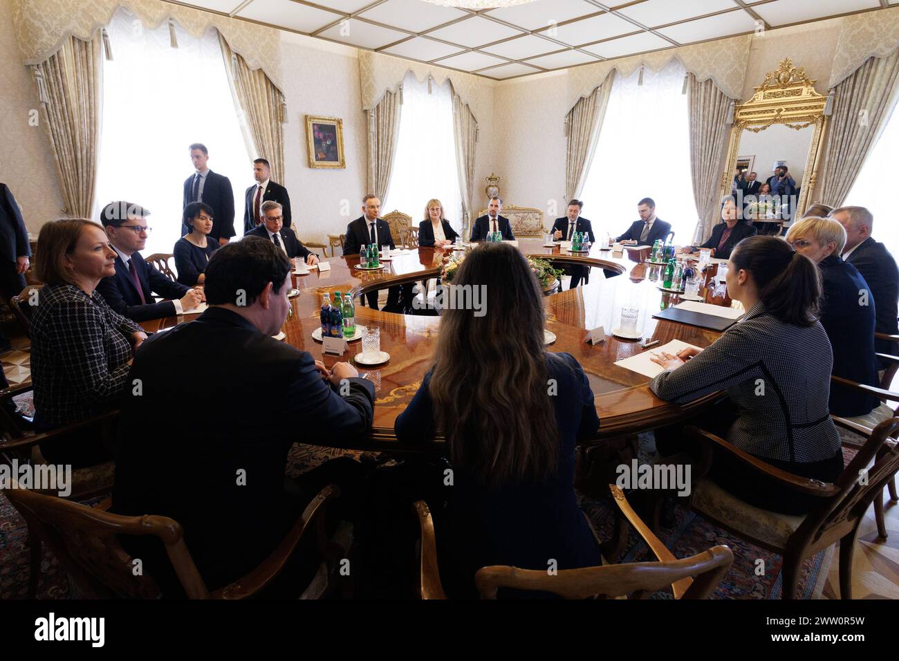 Kranj, Slovenia. 20 marzo 2024. il presidente sloveno Nataša Pirc Musar e il presidente polacco Andrzej Duda con le loro delegazioni tengono colloqui bilaterali al castello di Brdo vicino a Kranj. Il Presidente della Polonia Andrzej Duda ha fatto una visita ufficiale di due giorni in Slovenia, incontrando i capi di Stato sloveni, partecipando alle finali di salto con gli sci della FIS a Planica e svelando una statua del poeta polacco Adam Mickiewicz a Kranj. (Foto di Luka Dakskobler/SOPA Images/Sipa USA) credito: SIPA USA/Alamy Live News Foto Stock