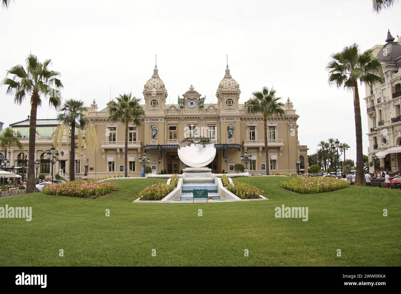 Casinò di Monte Carlo, Monaco, che mostra la sfera a specchio e l'acqua con fontana Foto Stock