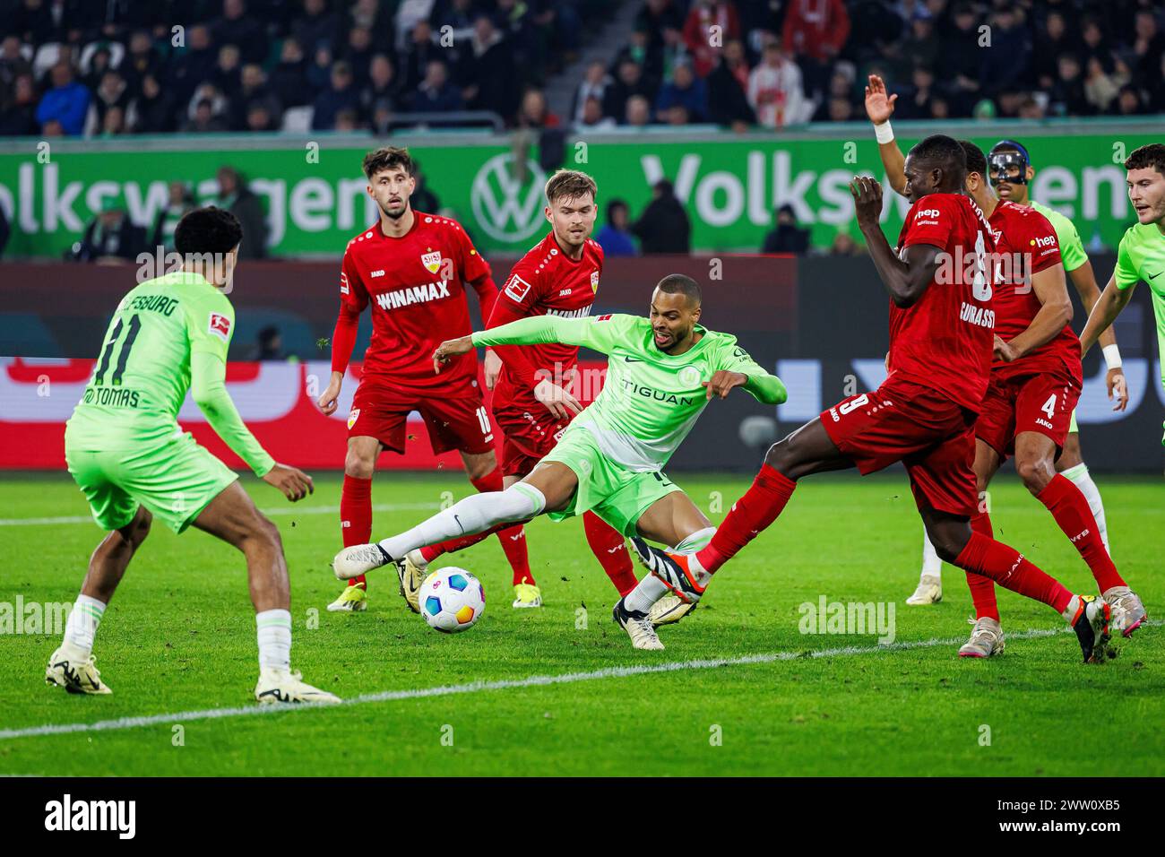 Wolfsburg, Germania. 2 marzo 2024. Firo: 02.03.2024, calcio, calcio, 1a lega, 1a Bundesliga, stagione 2023/2024, VfL Wolfsburg vs VfB Stuttgart Lukas Nmecha (VfL Wolfsburg) fa l'obiettivo di fare 2:3. Credito: dpa/Alamy Live News Foto Stock