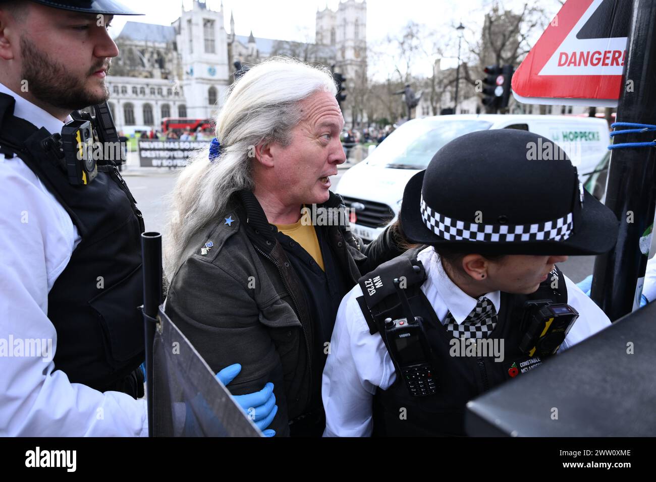 Londra, Inghilterra, Regno Unito. 20 marzo 2024. La polizia tenta di sequestrare le attrezzature durante una manifestazione anti-Brexit, anti-conservatore del partito in Piazza del Parlamento. (Immagine di credito: © Cal Ford/ZUMA Press Wire) SOLO PER USO EDITORIALE! Non per USO commerciale! Foto Stock