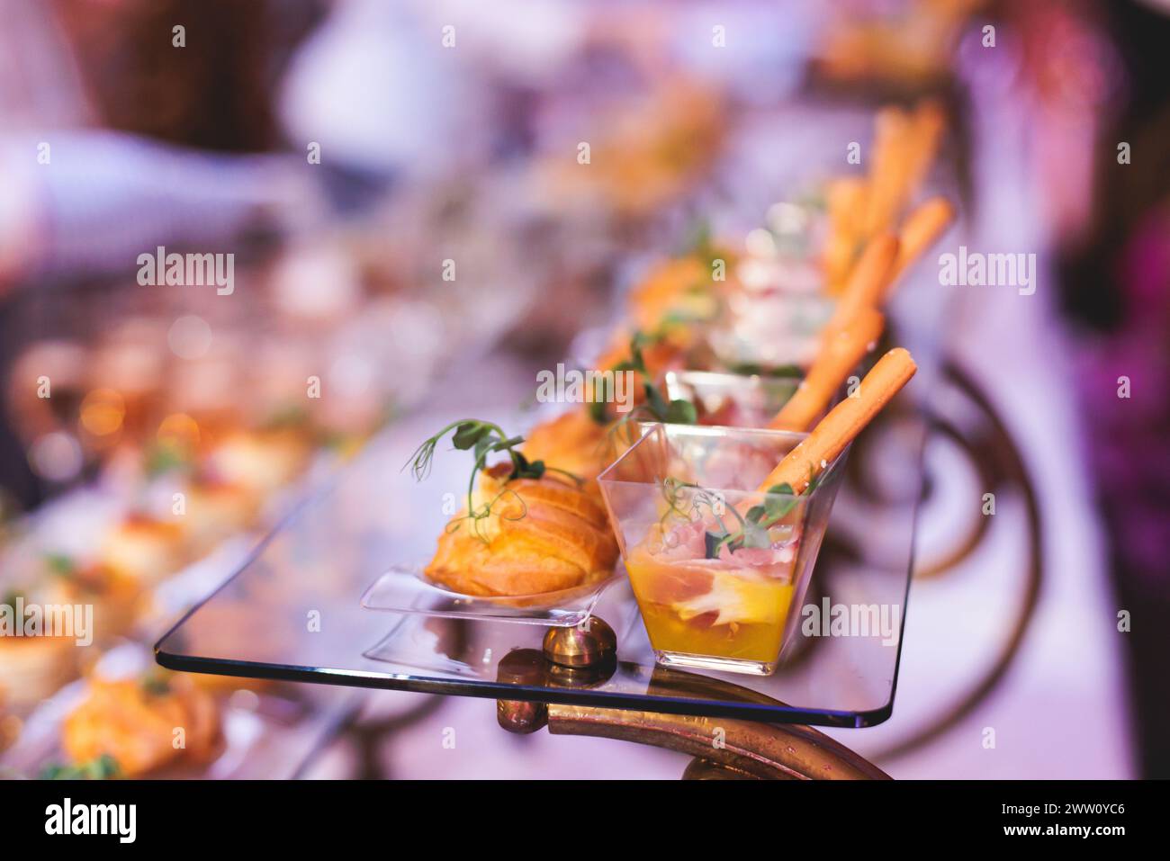 Tavolo per banchetti splendidamente decorato, con una varietà di spuntini diversi antipasti durante la festa di compleanno aziendale o la celebrità del matrimonio Foto Stock