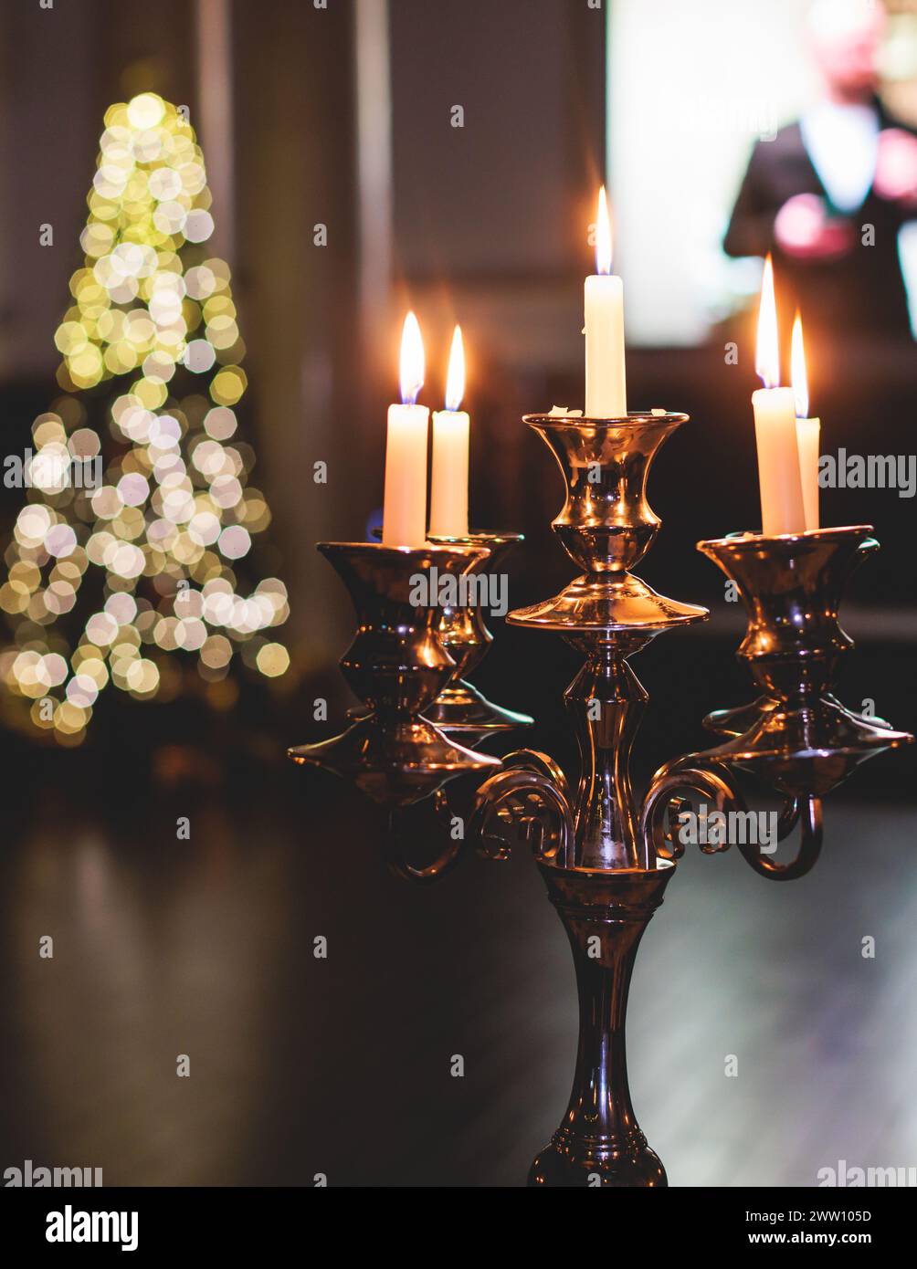 Candele d'ottone vintage retro con candele bruciate, decorazione di impostazione di banchetto di evento di lusso in una sala ristorante, atmosfera con un candeleho Foto Stock