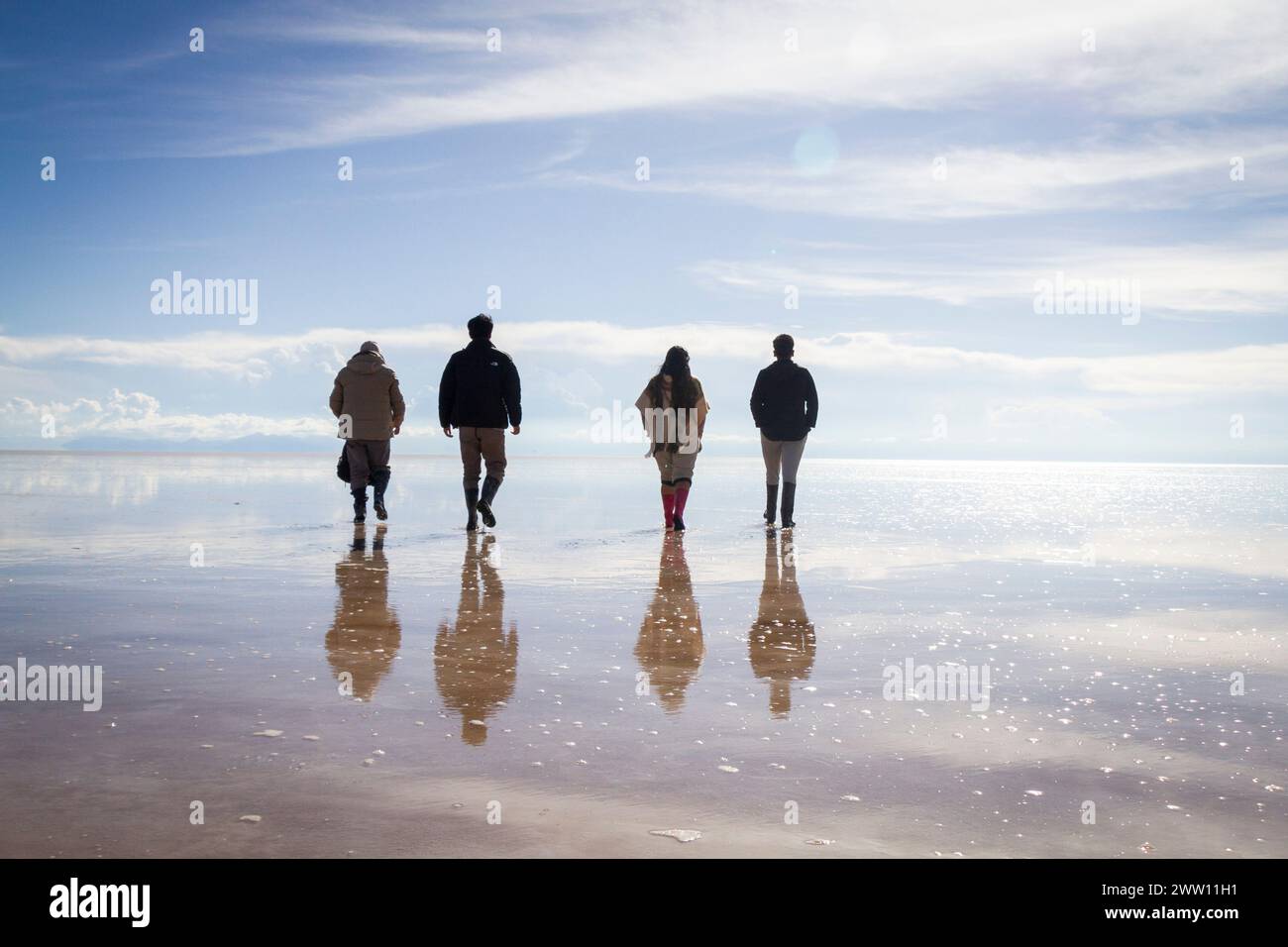 Personas caminando sobre el agua Foto Stock