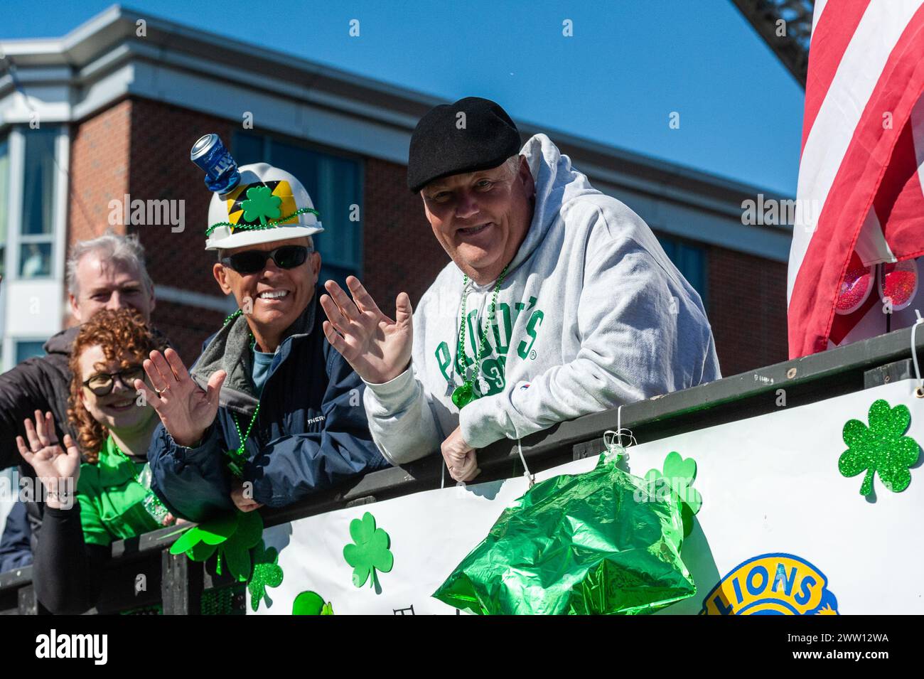 Migliaia di persone sono venute per godersi, partecipare e festeggiare alla South Boston Allied War Veterans' South Boston Saint Patrick's Day Parade. Boston, mamma Foto Stock