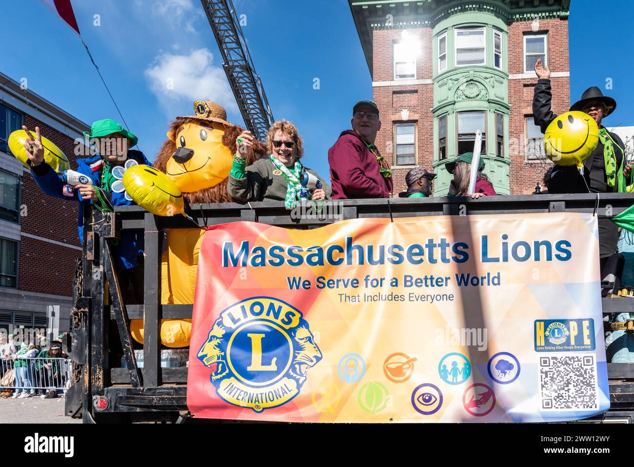 Migliaia di persone sono venute per godersi, partecipare e festeggiare alla South Boston Allied War Veterans' South Boston Saint Patrick's Day Parade. Boston, mamma Foto Stock