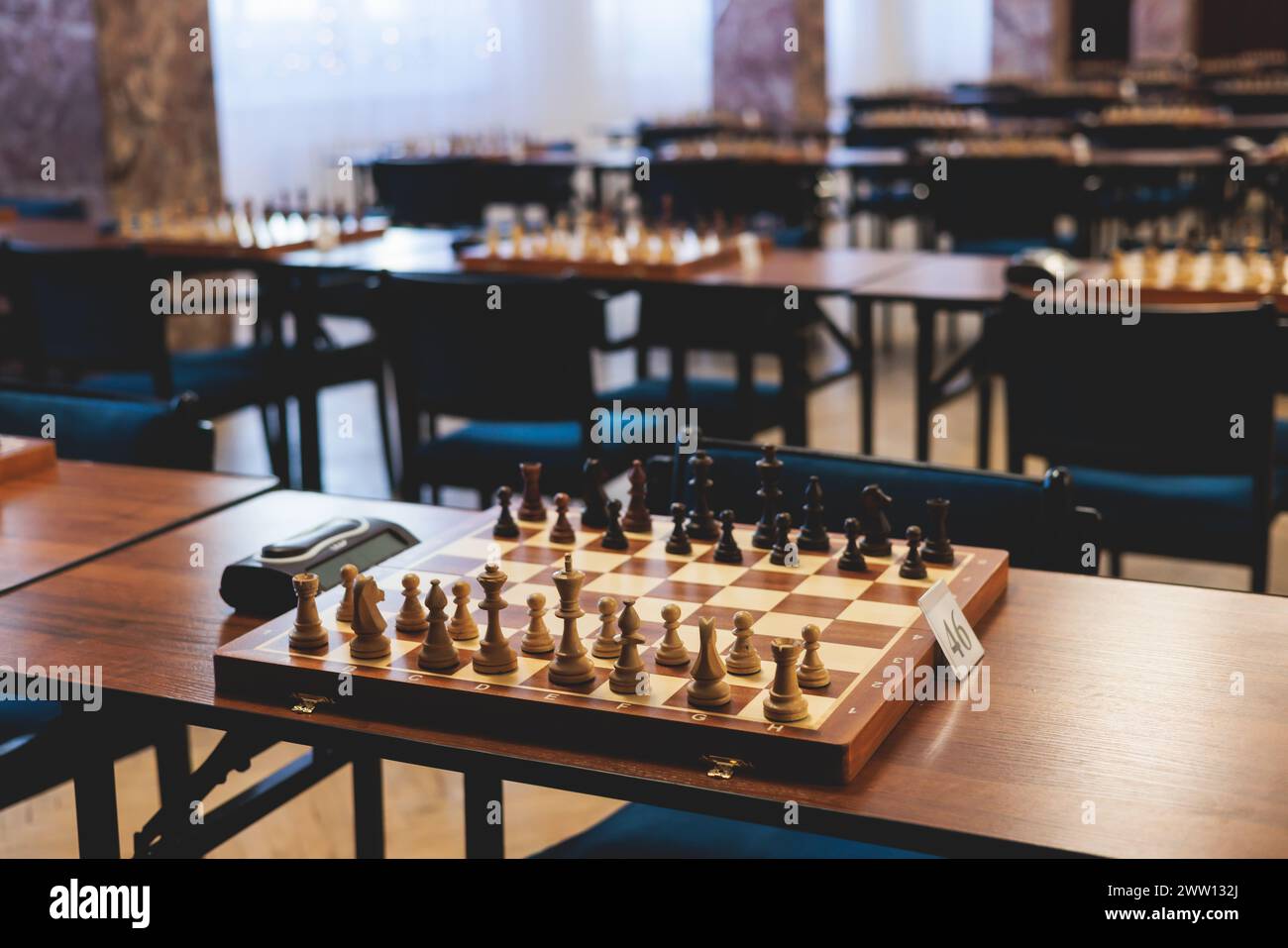 Torneo di scacchi, bambini e adulti partecipano a partite di scacchi all'aperto nella sala interna, giocatori di tutte le età giocano, competizioni nel club della scuola di scacchi Foto Stock