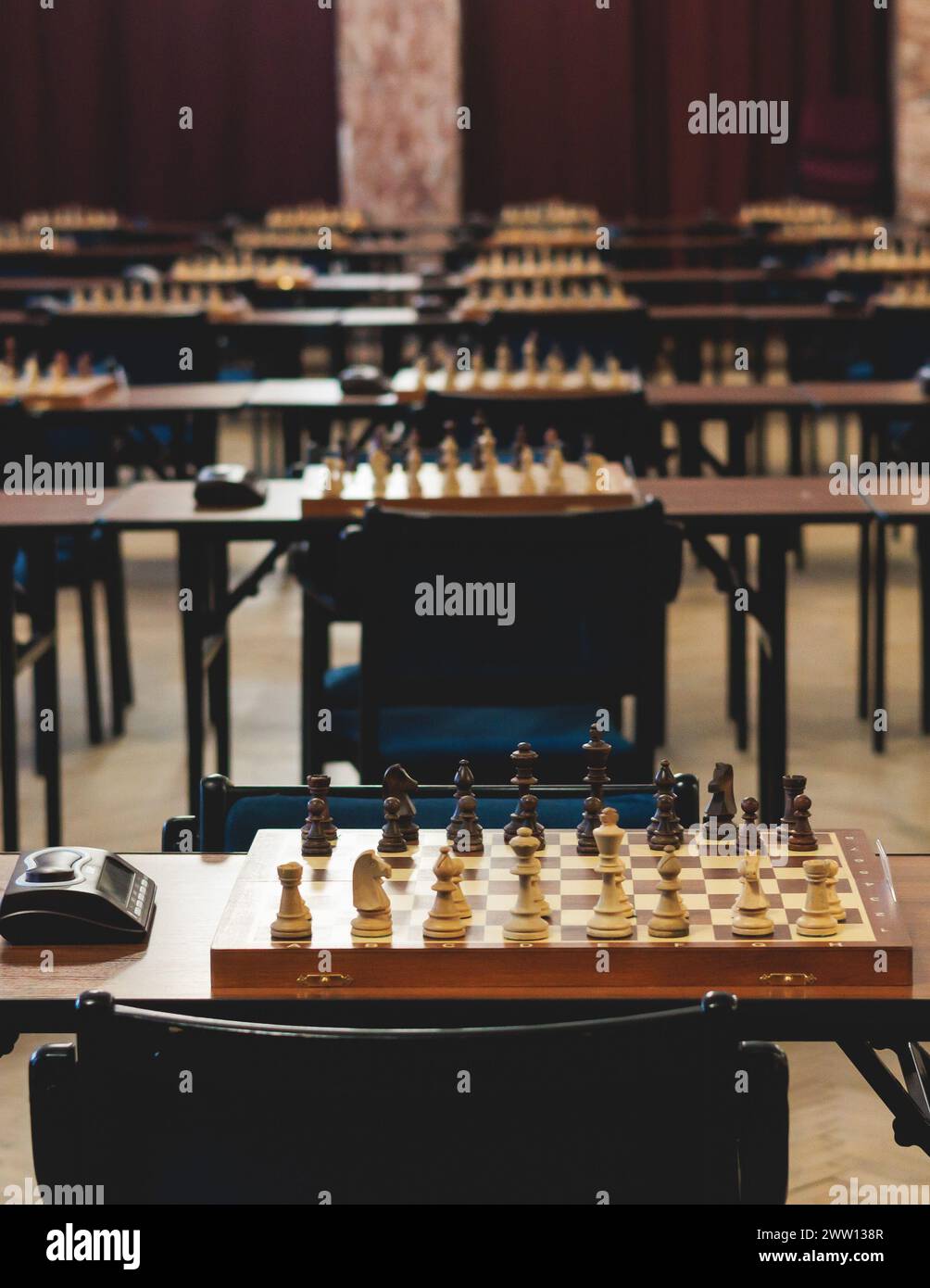 Torneo di scacchi, bambini e adulti partecipano a partite di scacchi all'aperto nella sala interna, giocatori di tutte le età giocano, competizioni nel club della scuola di scacchi Foto Stock