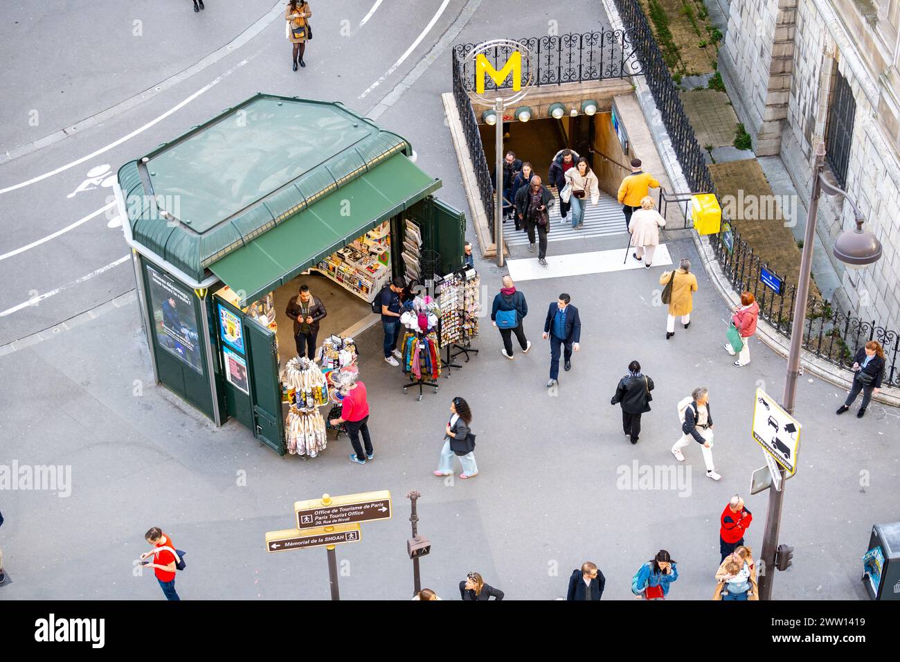 Parigi, Francia, vista aerea della strada con pedoni e stazione della metropolitana Hotel de Ville, solo editoriale. Foto Stock