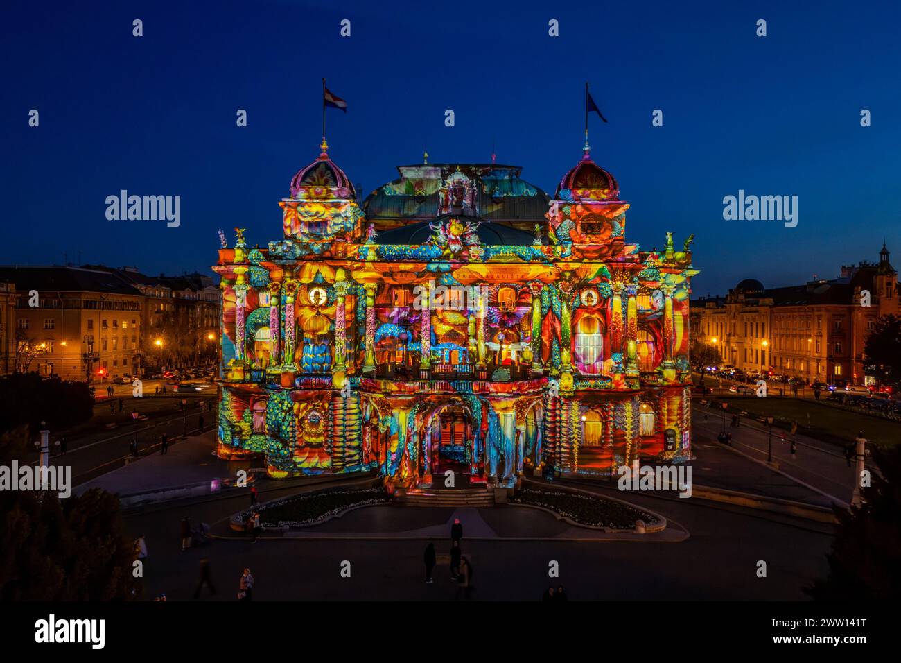 Zagabria, Croazia. 20 marzo 2024. Foto del drone del Teatro Nazionale croato illuminato durante il Festival delle luci del 20. Marzo 2024. A Zagabria, Croazia. Il nome di questa proiezione d'arte luminosa è la Transforamtion. Le luci creano un'atmosfera unica e affascinante che consente ai visitatori di superare i limiti della loro percezione e ricorda loro che il cambiamento è una parte naturale della nostra vita. Foto: Igor Kralj/PIXSELL credito: Pixsell/Alamy Live News Foto Stock