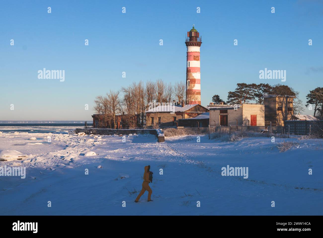 Vista innevata del faro di Shepelevsky, del Golfo di Finlandia, della regione dell'oblast' di Leningrado, della Russia, della giornata di sole invernale con cielo blu, fari e fari di Rus' Foto Stock