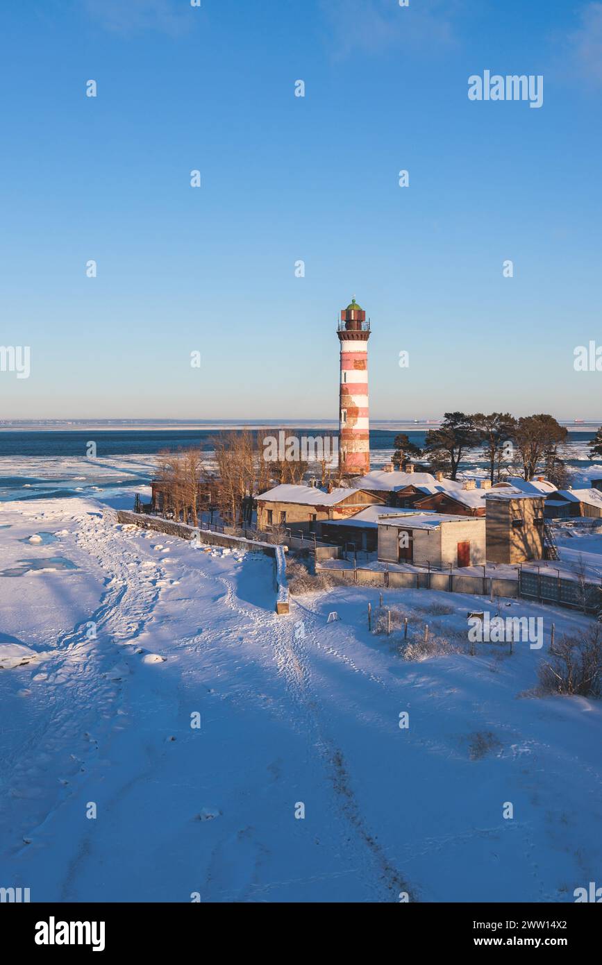 Vista innevata del faro di Shepelevsky, del Golfo di Finlandia, della regione dell'oblast' di Leningrado, della Russia, della giornata di sole invernale con cielo blu, fari e fari di Rus' Foto Stock
