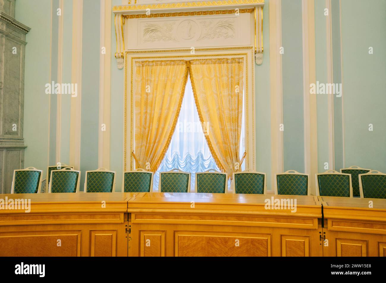 St Pietroburgo, Russia - 26 agosto 2023: Palazzo Konstantinovsky. Lussuose sale del Palazzo dei Congressi, Blue Hall Foto Stock