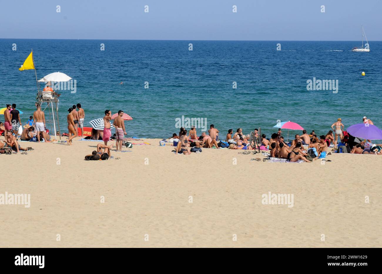 barcellona/catalogna/ Spagna/ 24.Luglio 2019/ le spiagge locali e catalane godono di acqua pulita e di sabbia chiara alla spiaggia di Barcellona Catalonia Spagna. (Foto..Francis Joseph Dean/ Deanpictures. Foto Stock