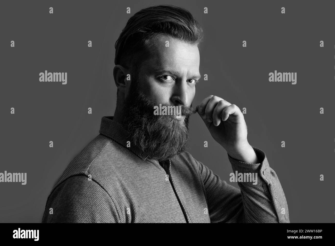 Ritratto dell'uomo irlandese che ritrae i baffi di mezzo giro. Uomo bearded con faccia unshaven Foto Stock