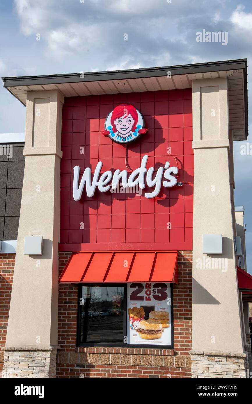 Maplewood, Minnesota. Wendy e' catena di fast food. Esterno dell'edificio con logo. Foto Stock