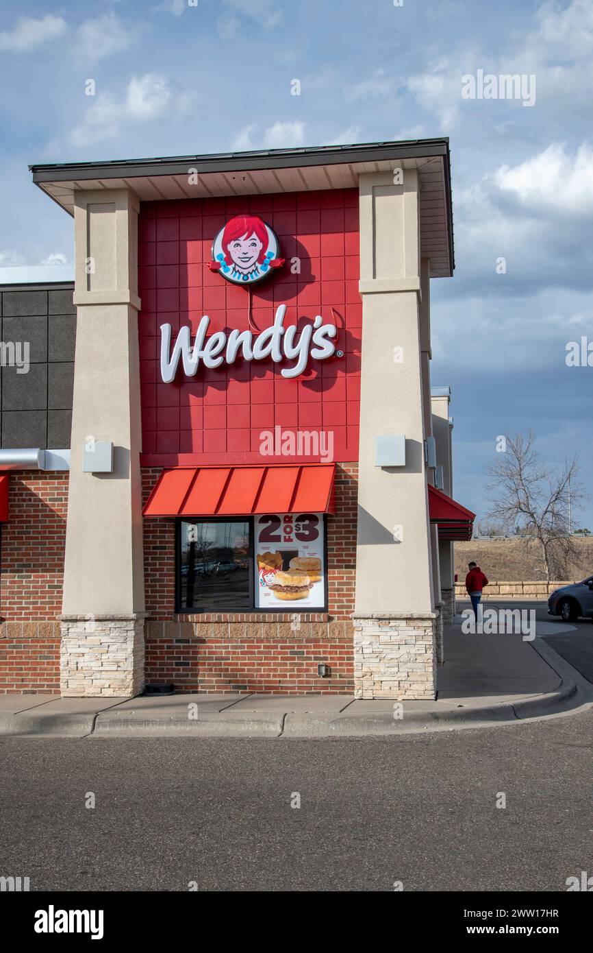 Maplewood, Minnesota. Wendy e' catena di fast food. Esterno dell'edificio con logo e ingresso del cliente. Foto Stock