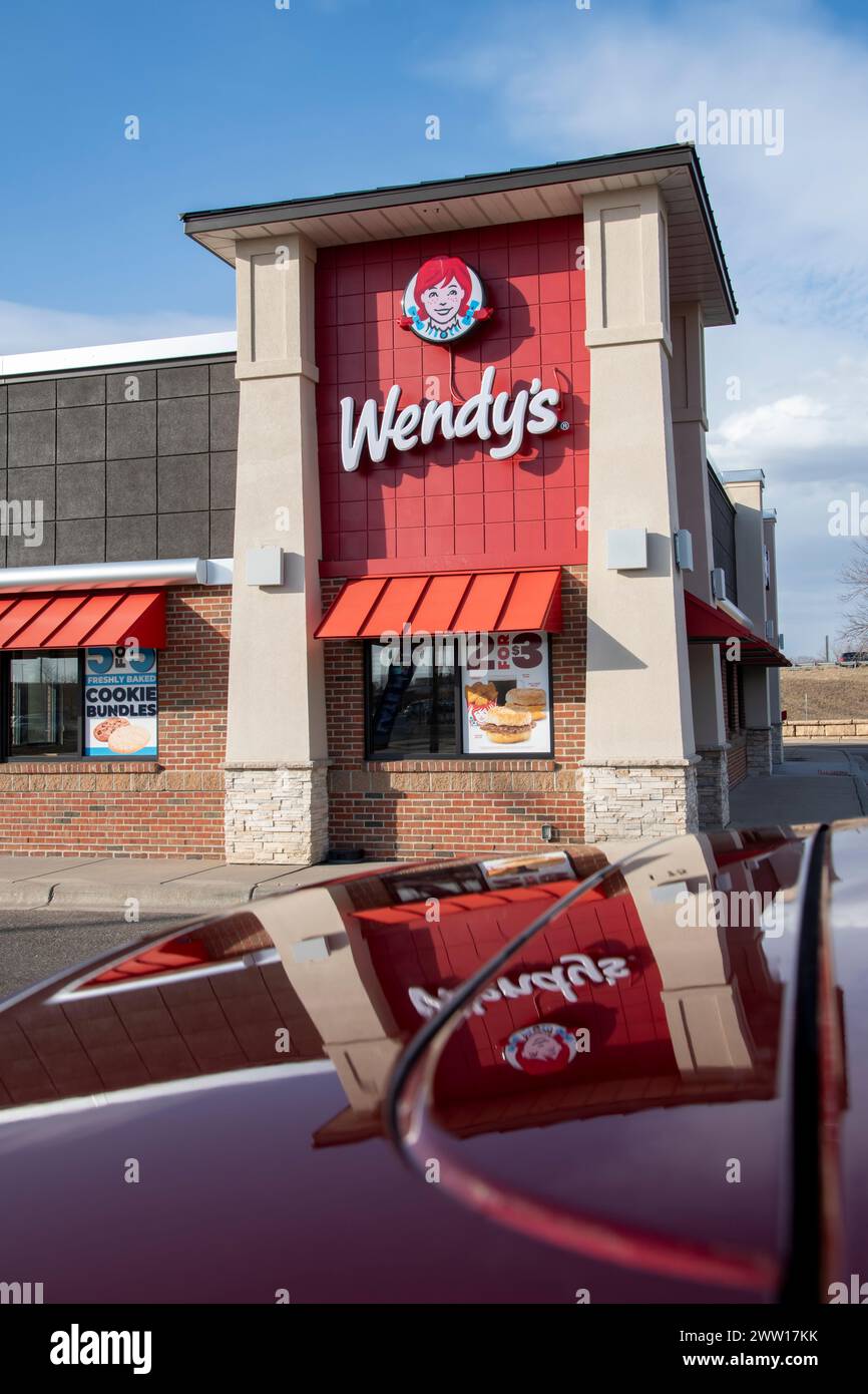 Maplewood, Minnesota. Wendy e' catena di fast food. Esterno dell'edificio con logo e riflessi sul cofano dell'auto. Foto Stock