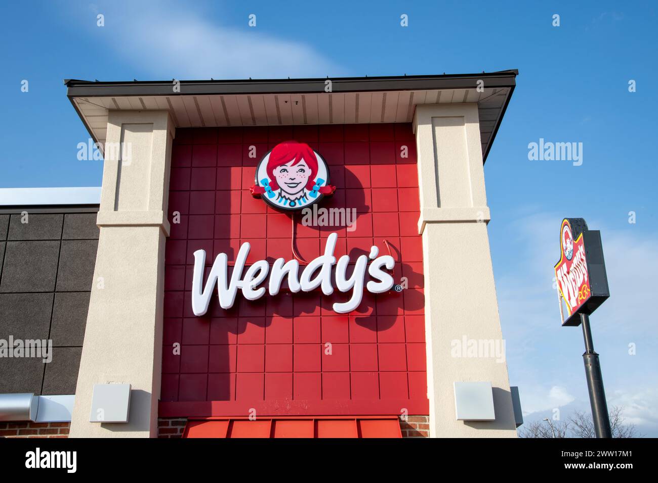 Maplewood, Minnesota. Primo piano di una Wendy catena di fast food. Esterno dell'edificio con logo. Foto Stock