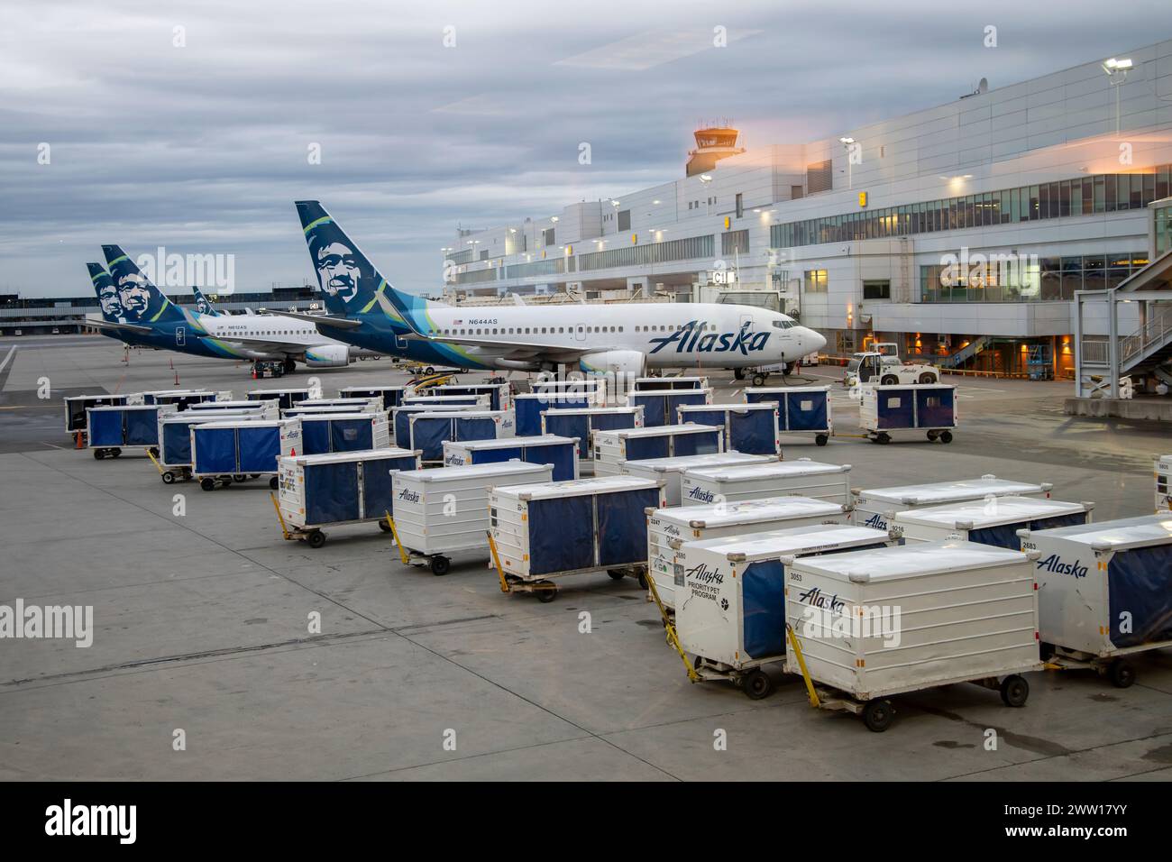 Ancoraggio, Alaska. Alaska Airlines nella zona di carico dell’aeroporto internazionale Ted Stevens di Anchorage; Foto Stock