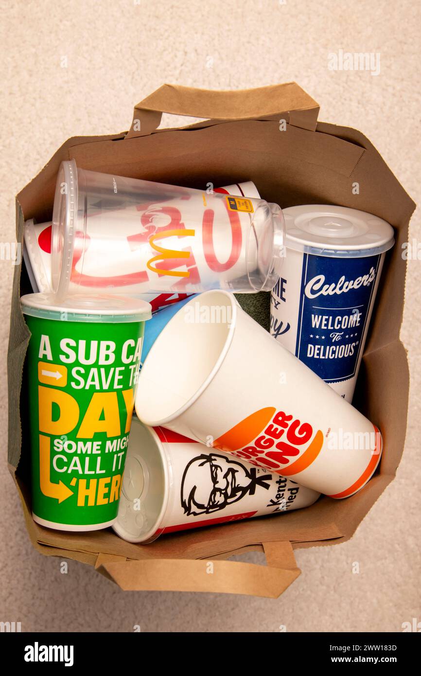 Un sacchetto di rifiuti pieno di contenitori per bevande fast food di una varietà di fast food Foto Stock