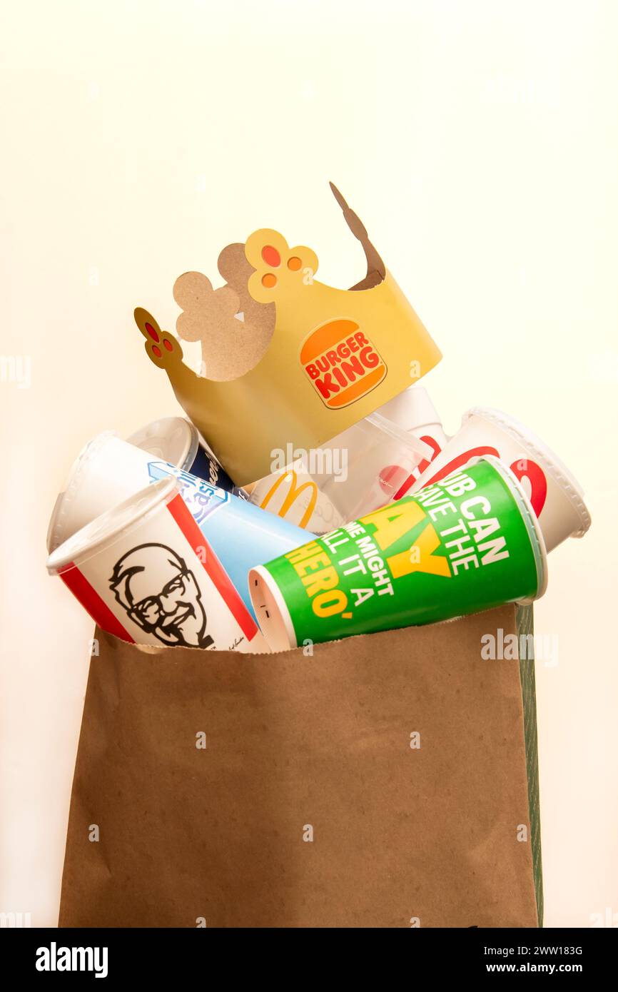 Un sacco di rifiuti pieno di contenitori per fast food e bevande provenienti da una varietà di ristoranti fast food Foto Stock