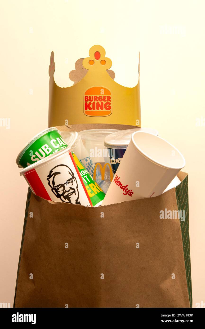 Un sacco traboccante pieno di contenitori per bevande fast food provenienti da una varietà di ristoranti fast food Foto Stock