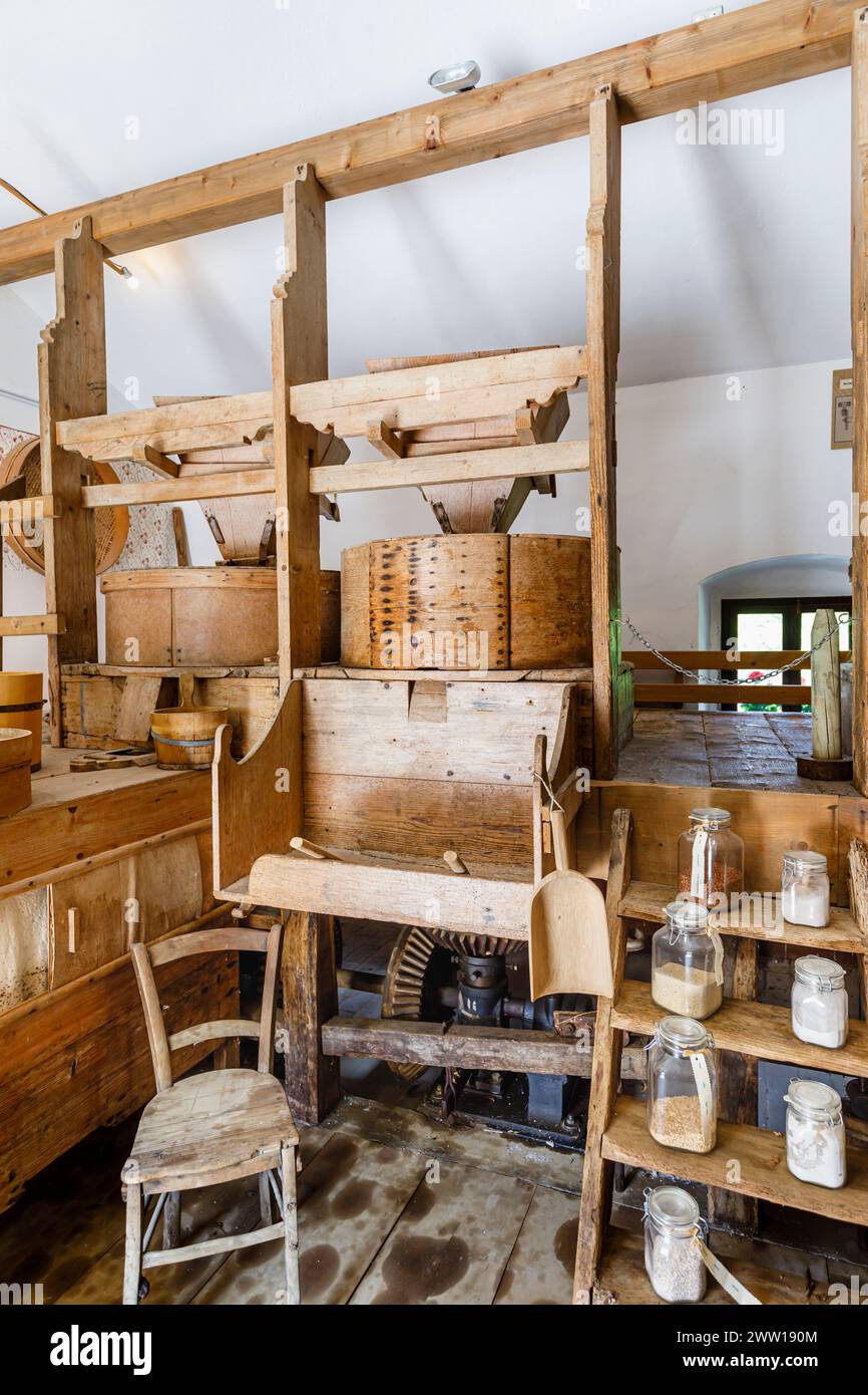 L'interno della storica fattoria e museo del mulino di Modrijan nel parco Postojnska Jama (parco delle grotte di Postumia), Slovenia, Europa centrale e orientale Foto Stock