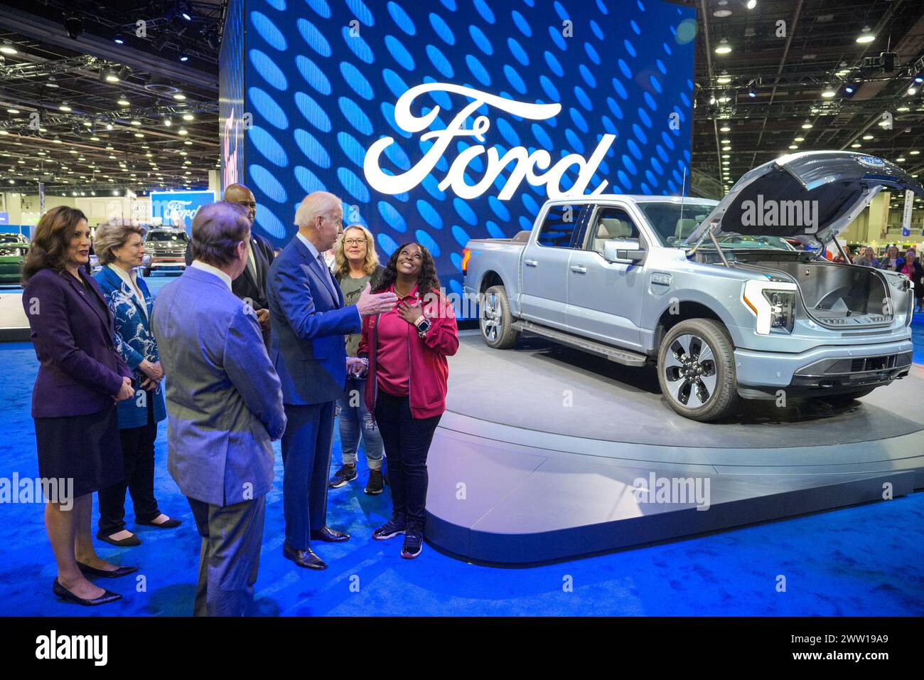 Detroit, Michigan, Stati Uniti. 20 marzo 2024. L'amministrazione Biden ha annunciato nuovi standard sulle emissioni delle automobili mercoledì nuove norme sulle emissioni allo scarico nel tentativo di accelerare la transizione della nazione verso i veicoli elettrici. FOTO DEL FILE SCATTATA IL: 14 settembre 2022, Detroit, Michigan, Stati Uniti: Il presidente Joe Biden visita il North American International Auto Show mercoledì, a Huntington Place a Detroit. (Immagine di credito: © Adam Schultz/Casa Bianca/ZUMA Press Wire) SOLO PER USO EDITORIALE! Non per USO commerciale! Foto Stock