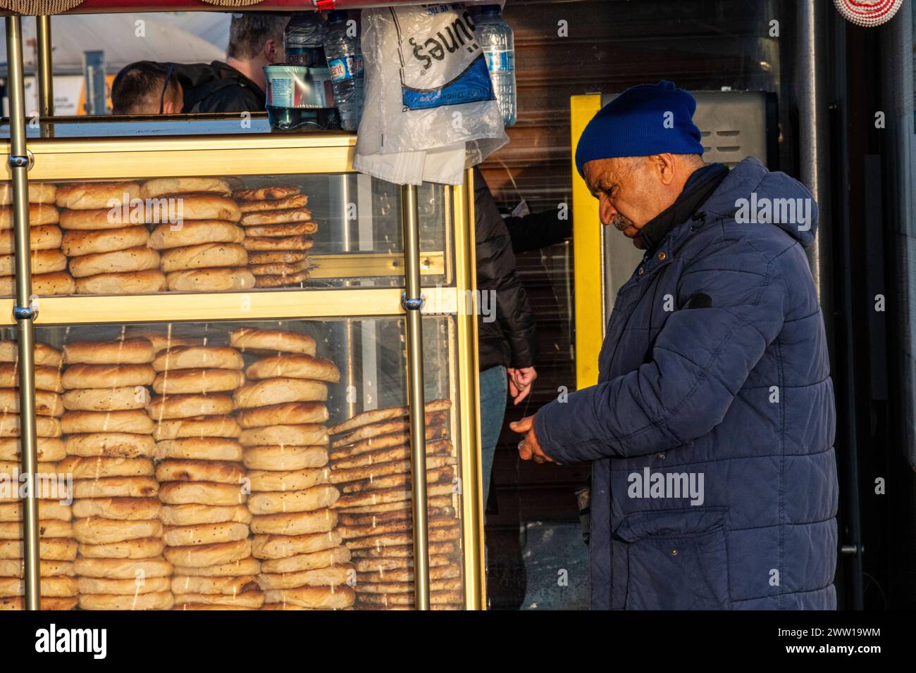 Un venditore di strada che vende pane turco, Ekmek, a Istanbul, Turchia Foto Stock