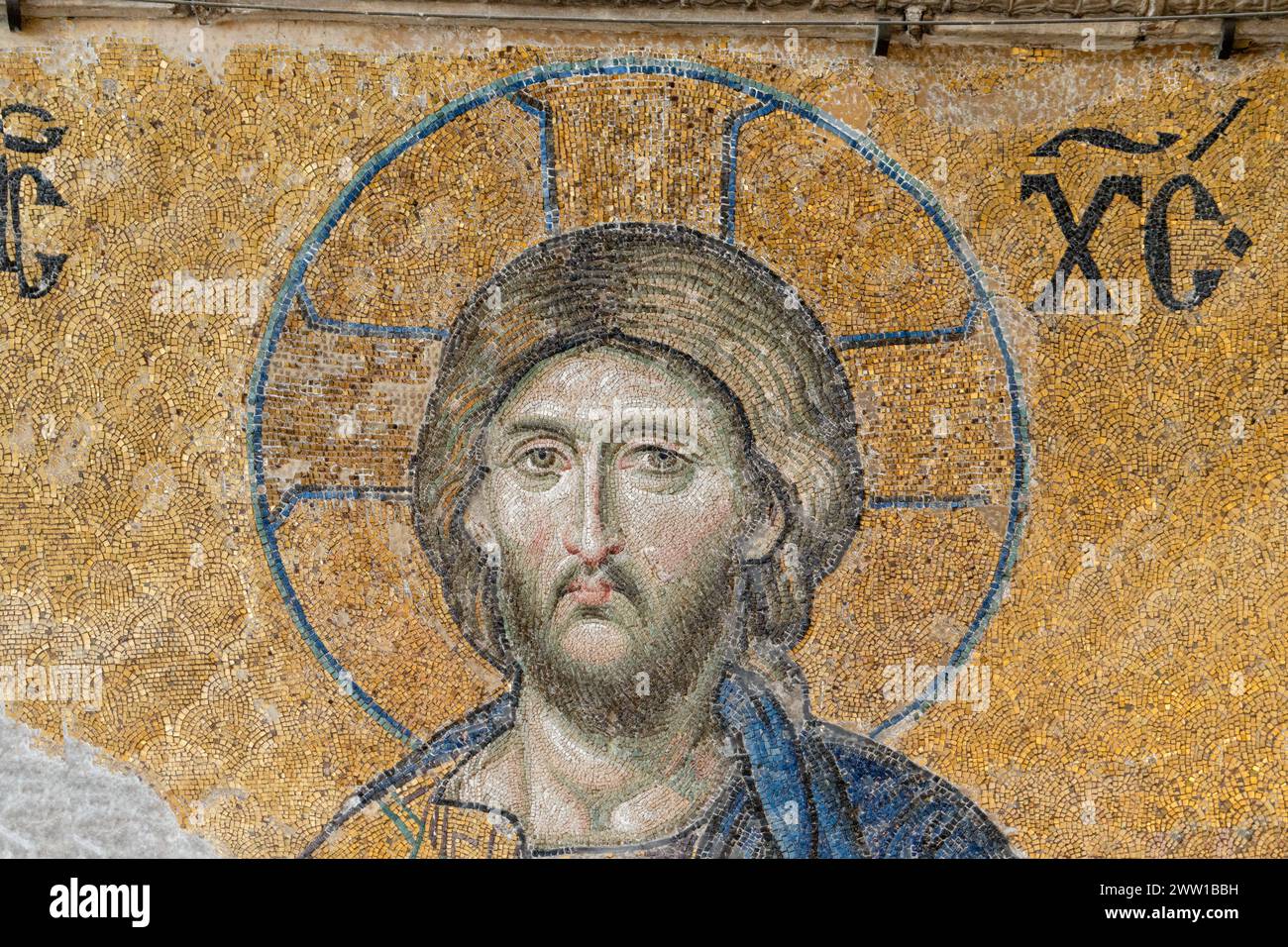 Deesis mosaico (dettaglio) Gesù Cristo Pantocratore completato intorno al 1261-1300 e situato nella galleria superiore di Santa Sofia, Istanbul, Turchia. Foto Stock
