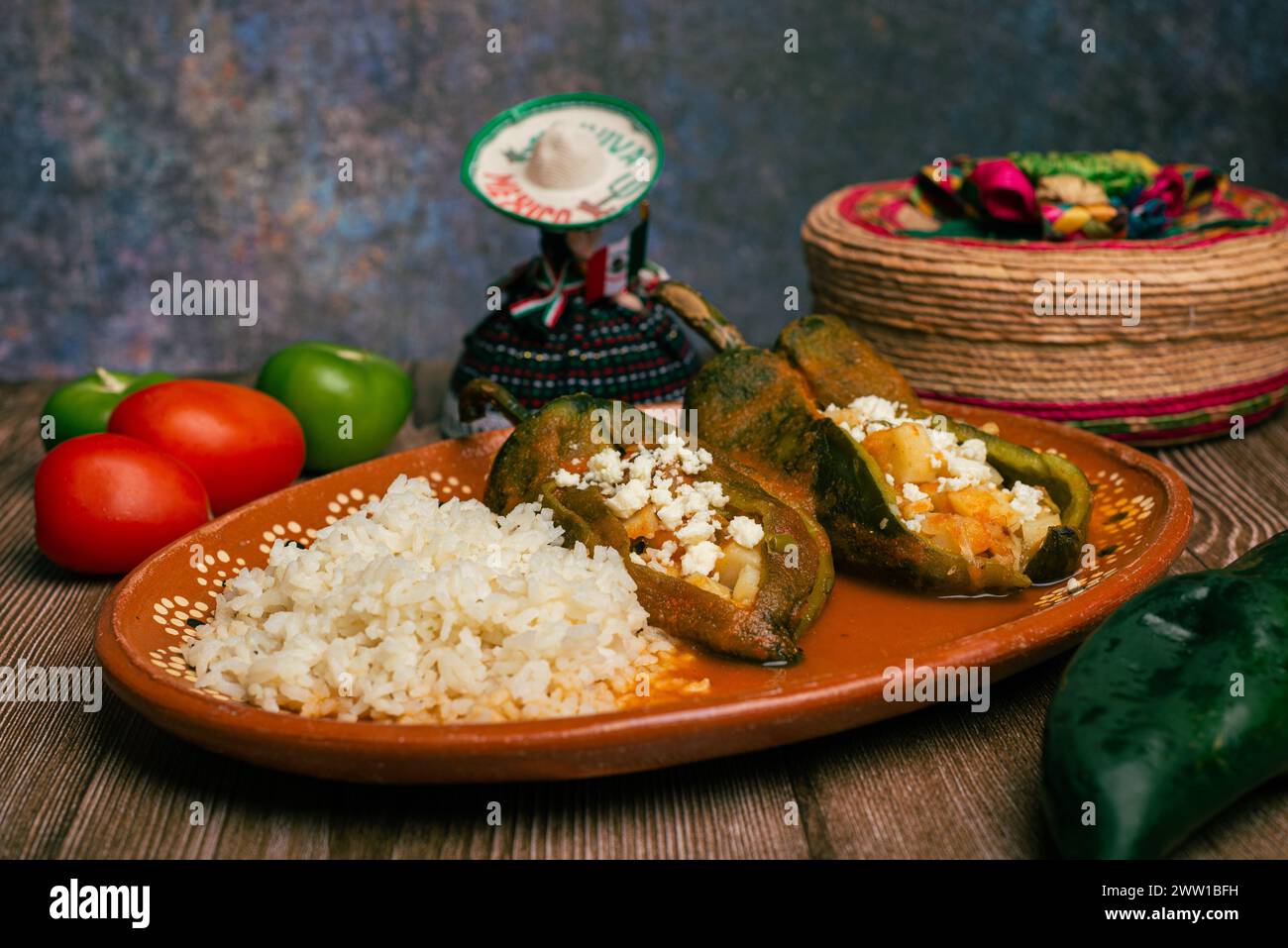 Peperoni ripieni, tipico cibo messicano. Cibo per celebrare Cinco de Mayo. Foto Stock