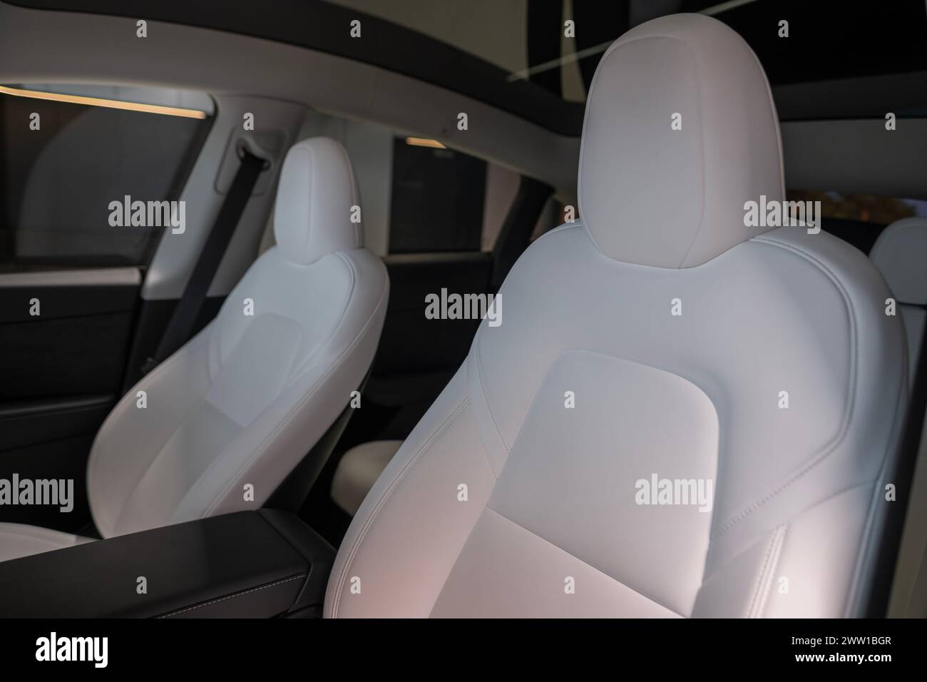primo piano luce abitacolo Tesla modello Y performance, sedili posteriori in pelle bianca, industria automobilistica americana, industria automobilistica innovativa, Berlino, Foto Stock