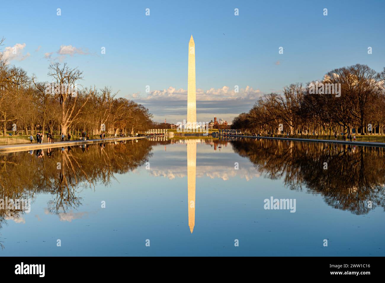 Il monumento di Washington si riflette nel Lincoln Memorial Reflecting Pool a Washington D.C. Foto Stock