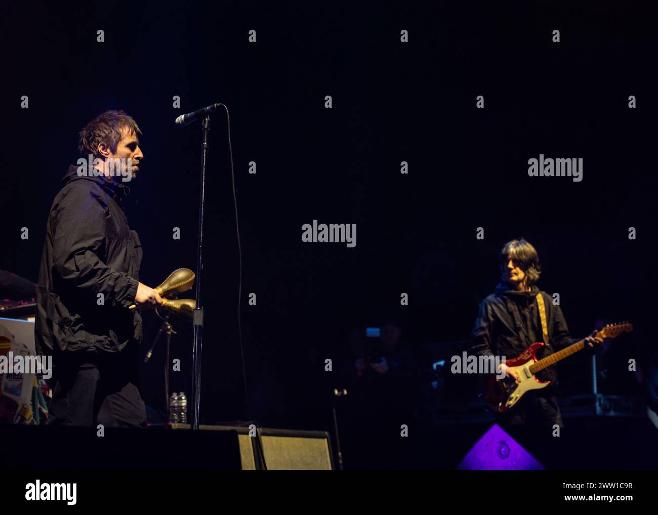 Manchester, Regno Unito. 20 marzo 2024. Liam Gallagher e John Squire sul palco per il primo di due concerti a casa al Manchester Apollo. Cristina Massei/Alamy Live News Foto Stock