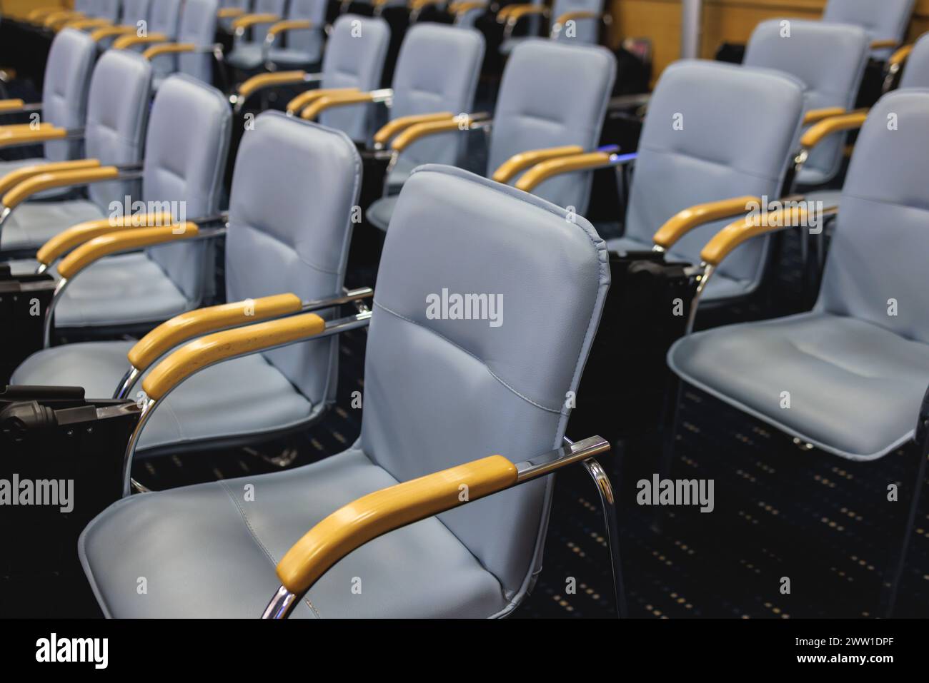 Moderna sala conferenze vuota, spazio per conferenze congressuali, fila di sedie, auditorium per convegni e conferenze stampa, interno della sala f Foto Stock