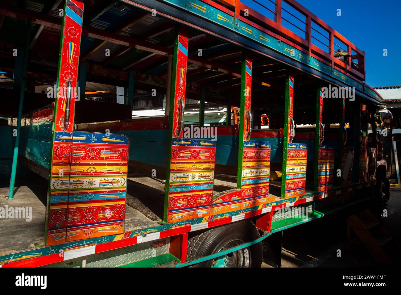 I tradizionali colorati bus rurale dalla Colombia chiamato chiva Foto Stock