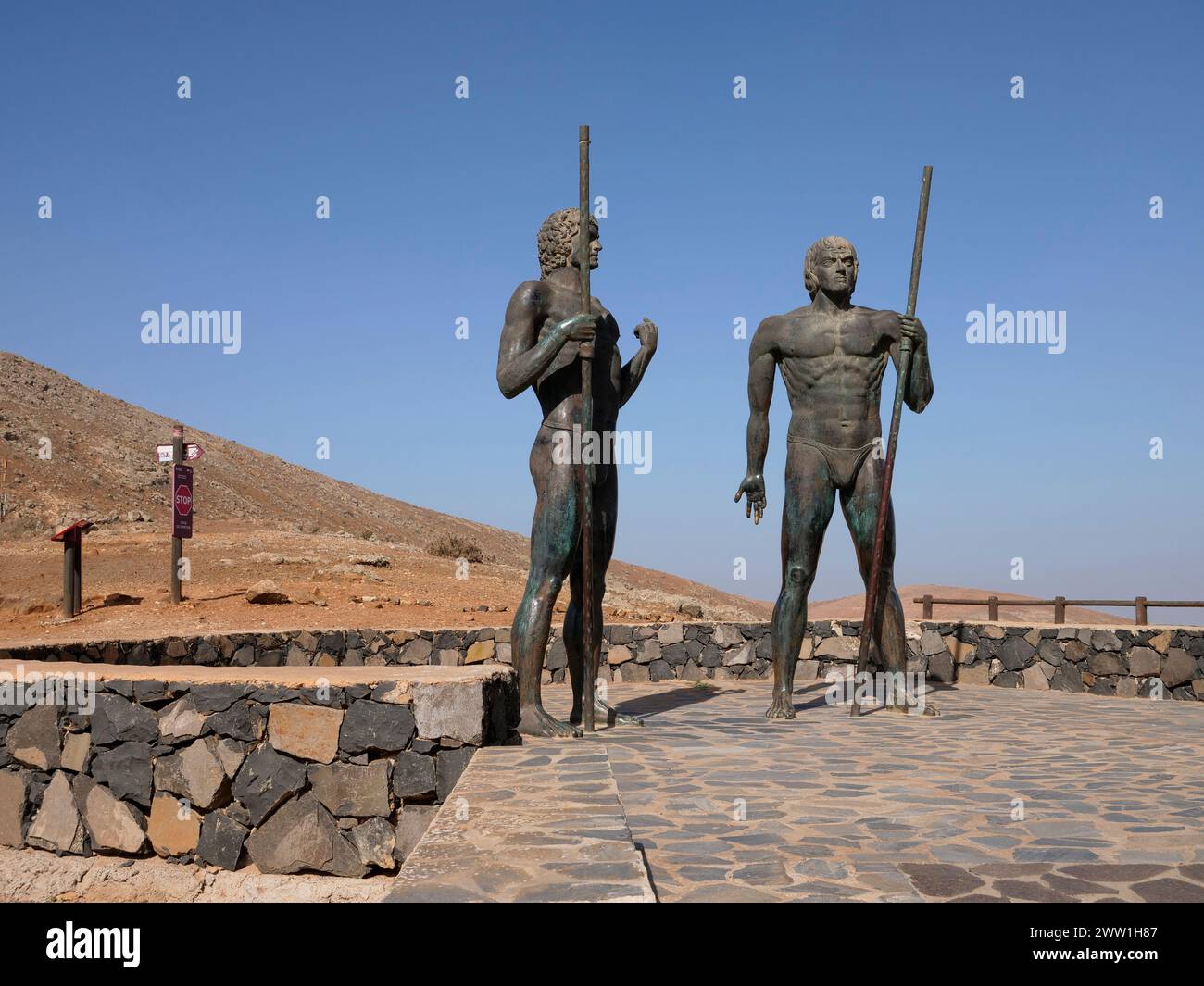 Mirador Corrales de Guize, Guise e Ayose Viewpoint, statue in bronzo alte 4 metri dei Re dell'antica Fuerteventura, Isole Canarie, Spagna Foto Stock