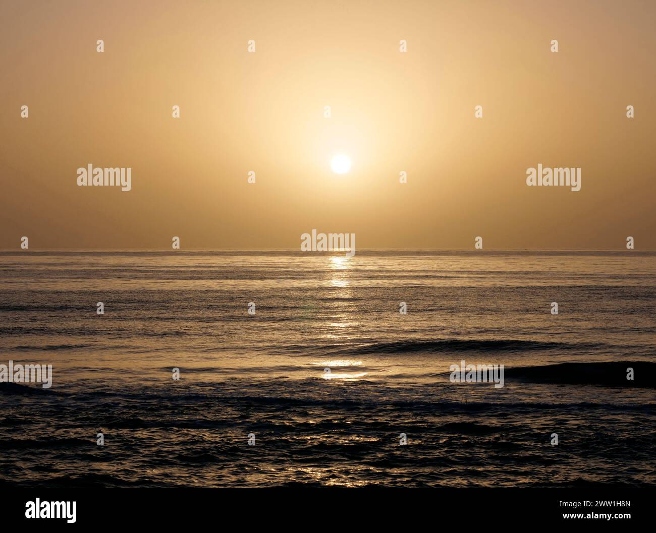 Evento la Calima, grandi pennacchi di polvere sahariana soffiati dal deserto del Sahara nell'Africa nordoccidentale, alba ad Antigua, Fuerteventura, Isole Canarie Foto Stock