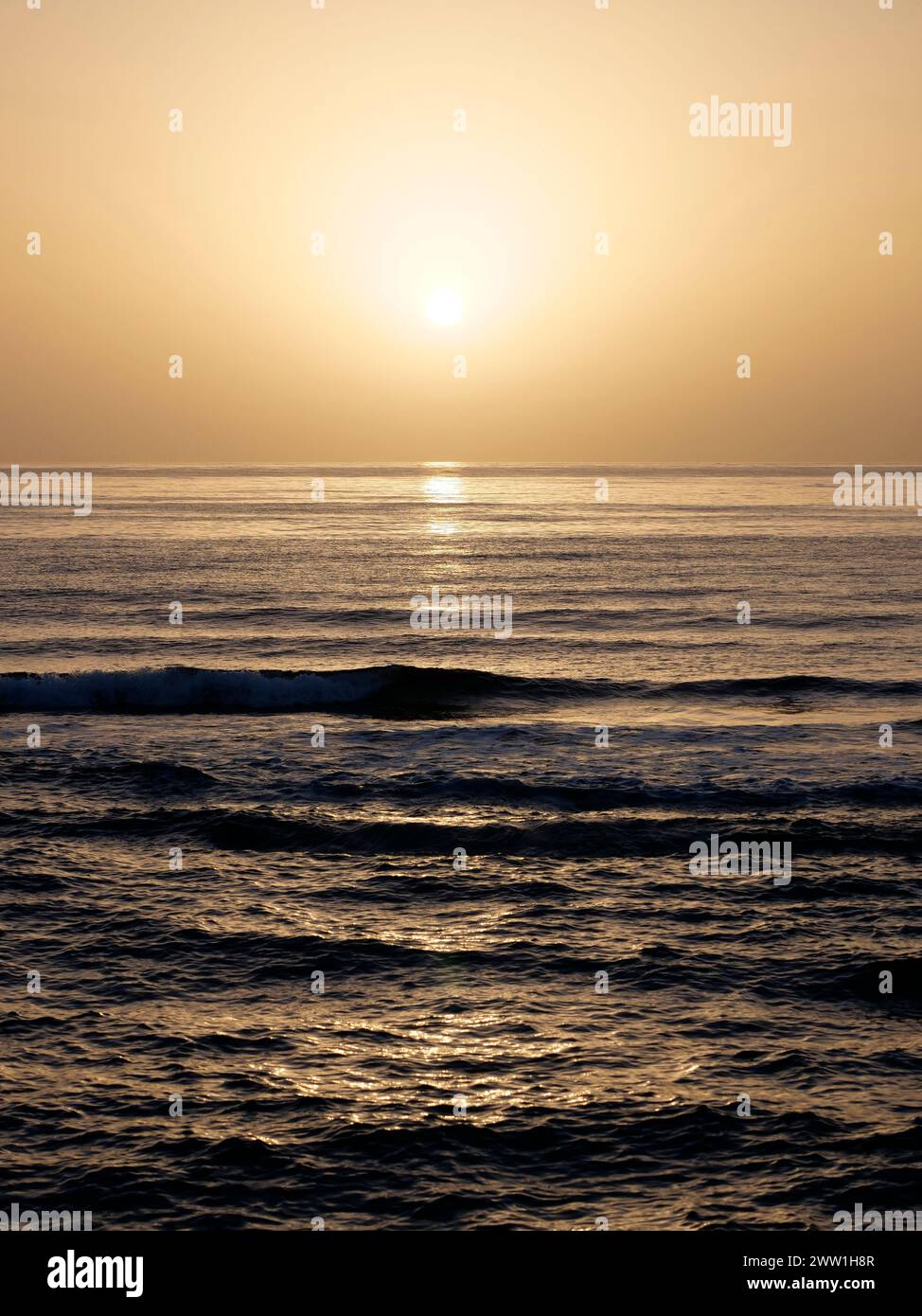 Evento la Calima, grandi pennacchi di polvere sahariana soffiati dal deserto del Sahara nell'Africa nordoccidentale, alba ad Antigua, Fuerteventura, Isole Canarie Foto Stock
