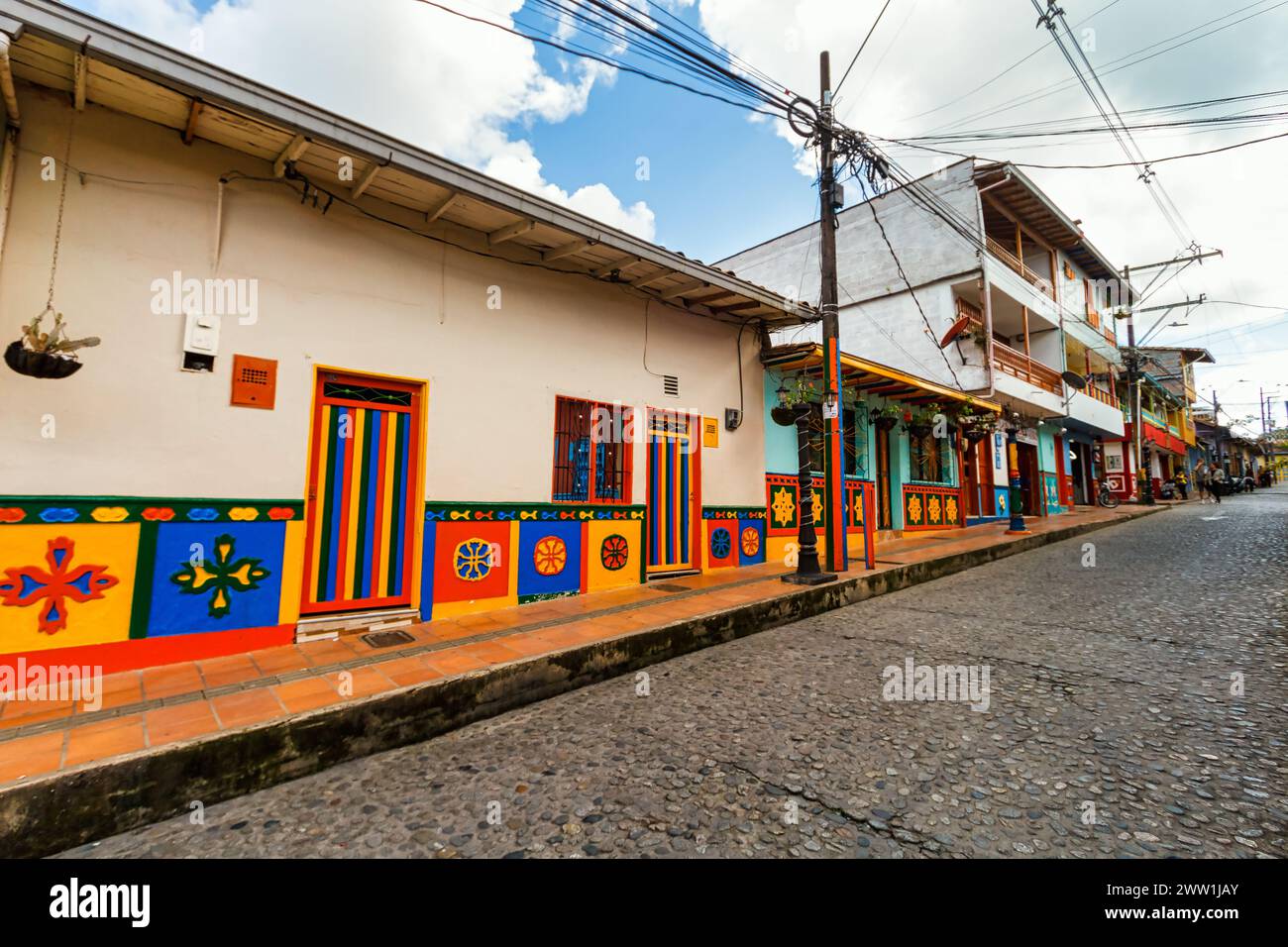Strada con case colorate tipiche di Guatape, Colombia Foto Stock
