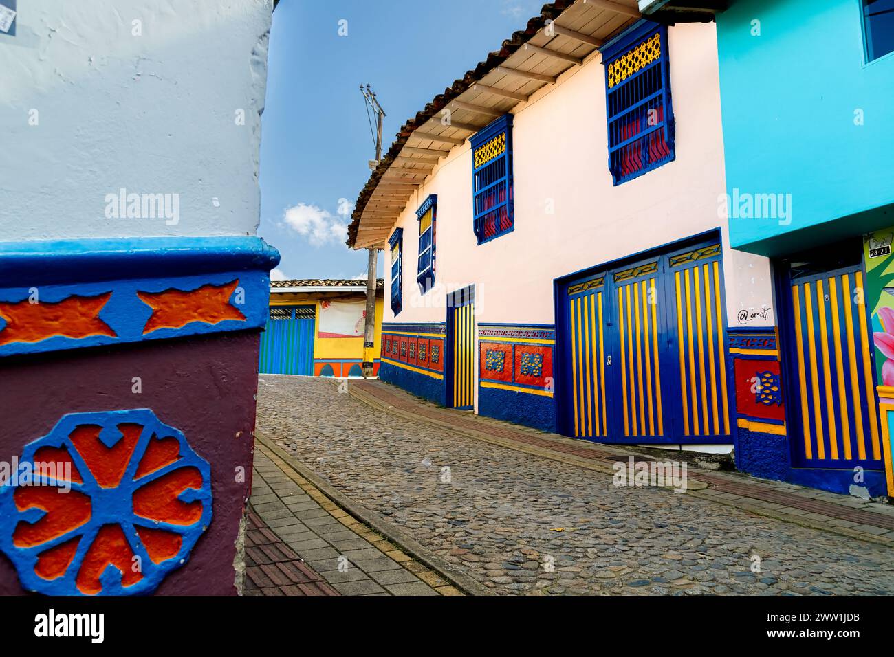 Strada acciottolata con tipiche case colorate a Guatape, Colombia Foto Stock